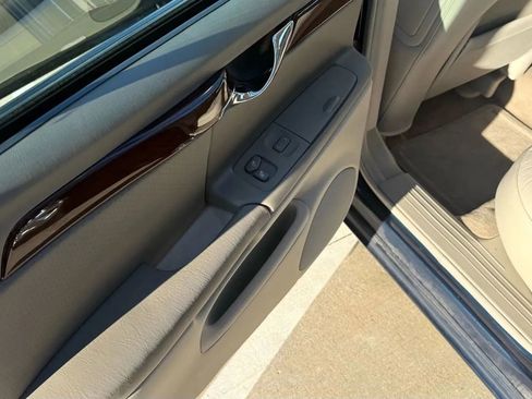 Used 2005 Cadillac De Ville DTS w/ Equipment Group image 14