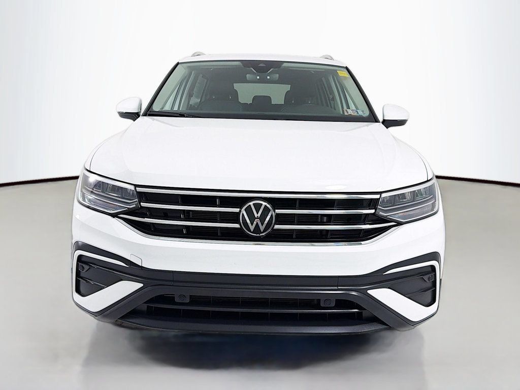 Used 2024 Volkswagen Tiguan SE w/ Panoramic Sunroof Package AWD/4WD image 2