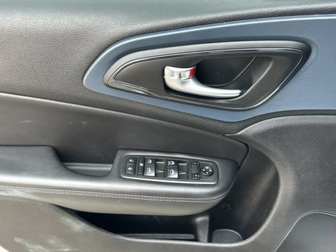 Used 2015 Chrysler 200 S w/ Sun/Sound Group FWD image 10