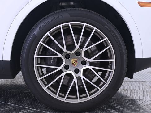Certified 2023 Porsche Cayenne Platinum Edition AWD/4WD image 14