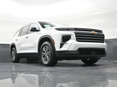 Used 2025 Chevrolet Traverse LT w/ Driver Confidence Package FWD image 31