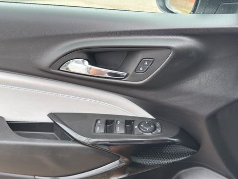 Used 2025 Chevrolet Trax LT FWD image 27