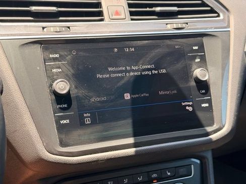Used 2020 Volkswagen Tiguan SEL FWD image 32