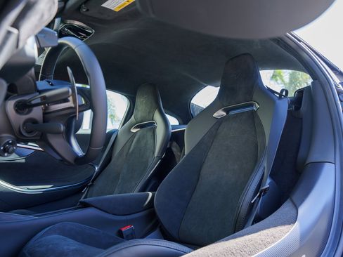 Used 2025 McLaren Artura image 16