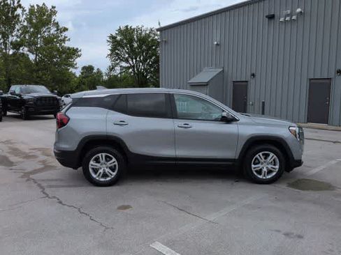 Used 2024 GMC Terrain SLE AWD/4WD image 9