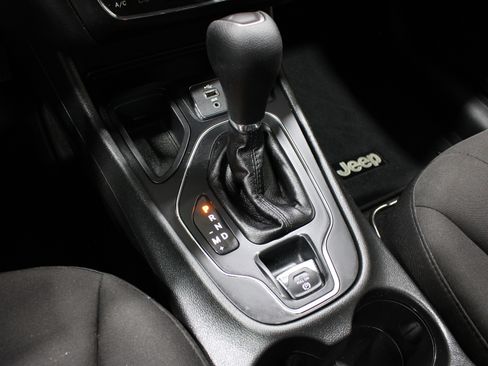 Used 2019 Jeep Cherokee Latitude w/ Popular Appearance Group FWD image 16