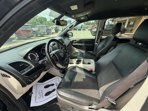 Used 2019 Dodge Grand Caravan SXT FWD image 15