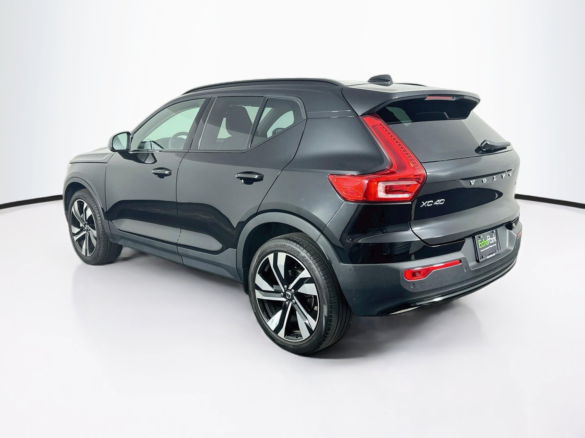 Used 2024 Volvo XC40 B5 Plus w/ Protection Package Premier AWD/4WD image 5
