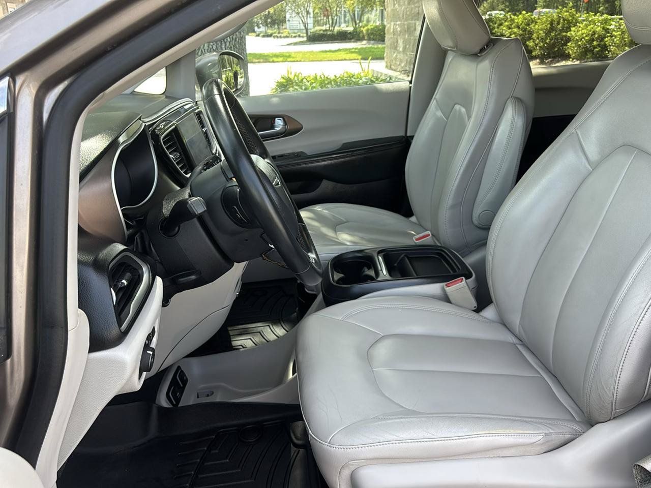 Used 2017 Chrysler Pacifica Touring-L w/ Tire & Wheel Group FWD image 10