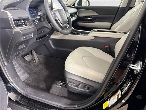 Used 2026 Toyota Grand Highlander XLE FWD image 9
