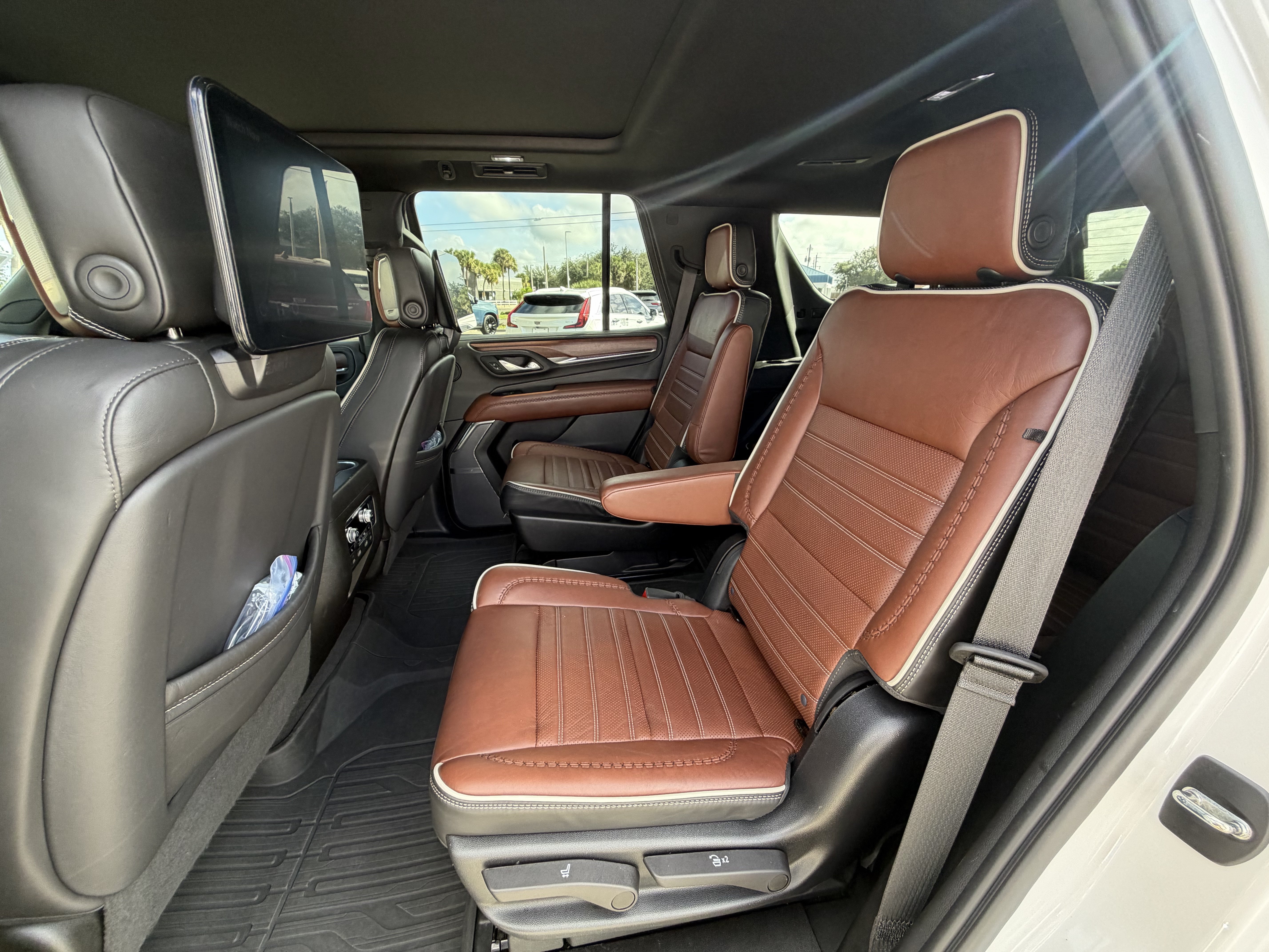 Used 2023 GMC Yukon Denali Ultimate w/ LPO, Floor Liner Package AWD/4WD image 15