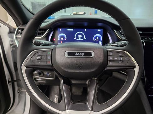 Used 2023 Jeep Grand Cherokee L Laredo image 17