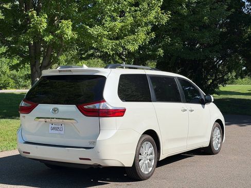 Used 2017 Toyota Sienna Limited AWD/4WD image 4