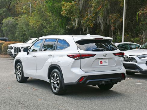 Certified 2024 Toyota Highlander XLE image 3