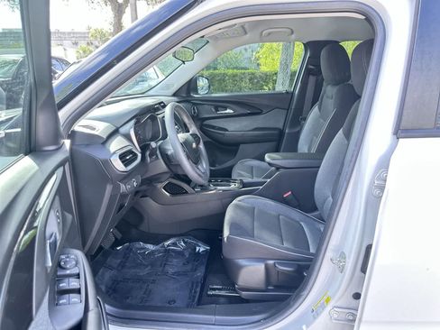 Used 2021 Chevrolet TrailBlazer LS FWD image 2