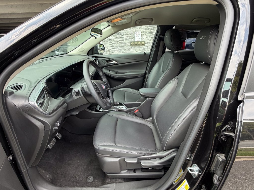 Used 2024 Buick Encore GX Sport Touring FWD image 31