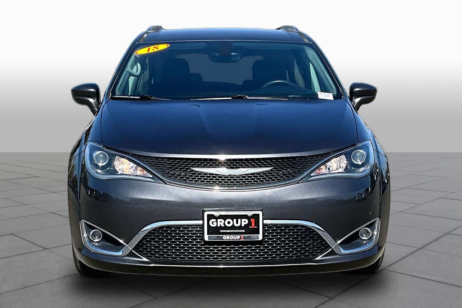 Used 2018 Chrysler Pacifica Touring-L FWD image 3