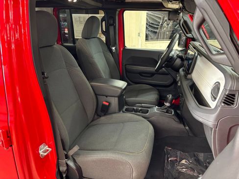 Used 2025 Jeep Wrangler Unlimited Sahara AWD/4WD image 36