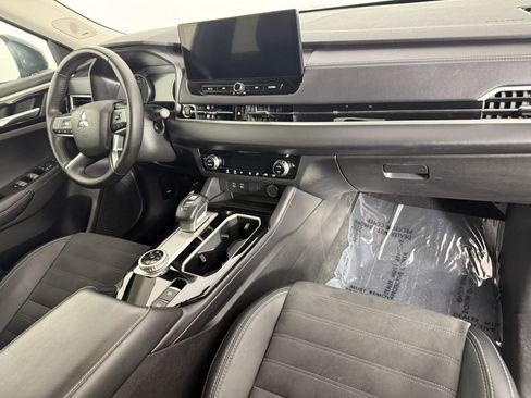 Used 2025 Mitsubishi Outlander AWD image 10