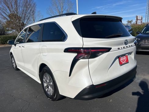 Used 2024 Toyota Sienna XLE image 9