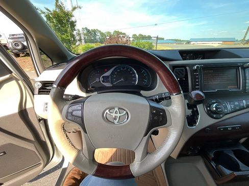 Used 2011 Toyota Sienna Limited image 14