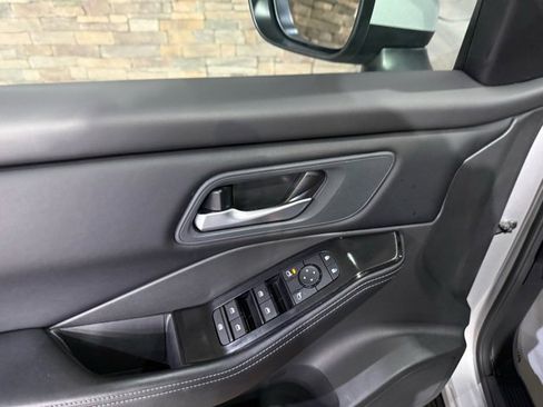 Certified 2025 Nissan Rogue SV image 11