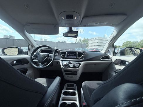 Used 2023 Chrysler Voyager LX FWD image 14
