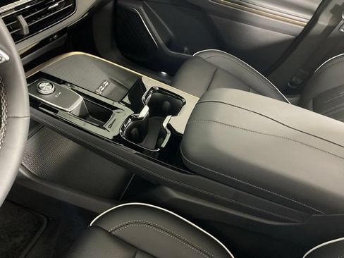 Used 2025 Buick Enclave Avenir w/ Super Cruise Package FWD image 16