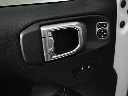 Used 2018 Jeep Wrangler Unlimited Sahara AWD/4WD image 8