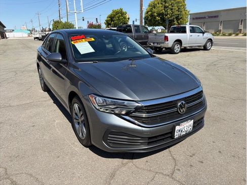 Used 2024 Volkswagen Jetta SE FWD image 3