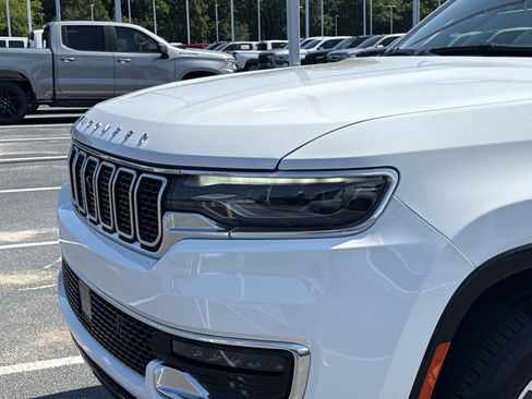Used 2024 Jeep Wagoneer 4WD w/ Premium Group I image 5