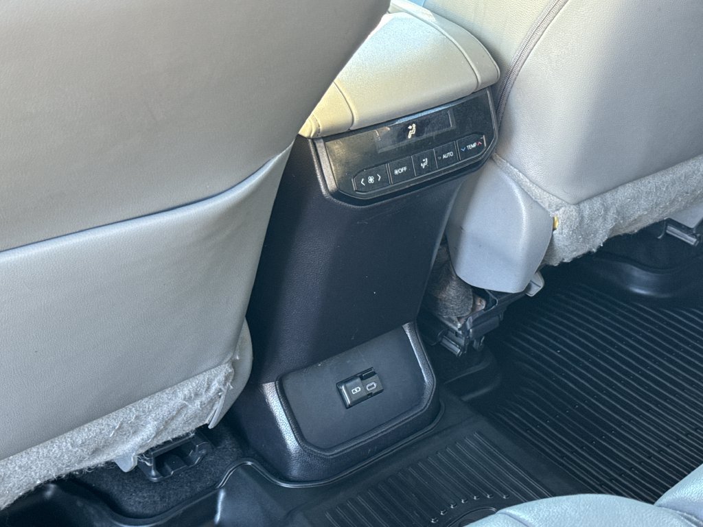 Used 2024 Toyota Highlander XLE AWD/4WD image 39