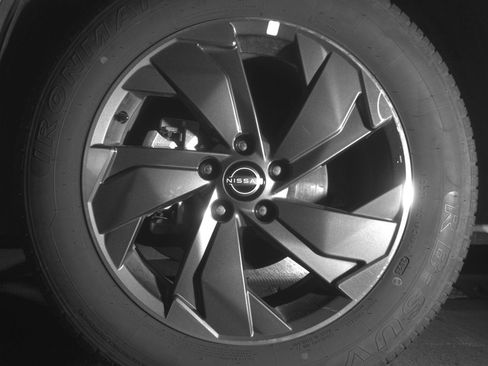 Used 2025 Nissan Rogue SV image 9