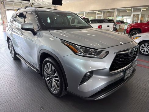 Used 2021 Toyota Highlander Platinum FWD image 4