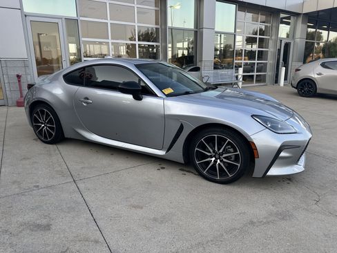 Used 2023 Toyota GR86 w/ ALL Weather Mat Package (TMS) RWD image 2