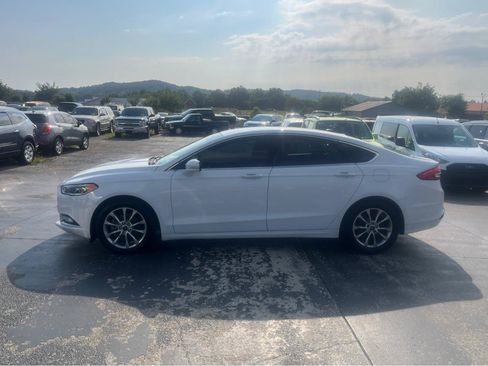 Used 2017 Ford Fusion SE FWD image 8