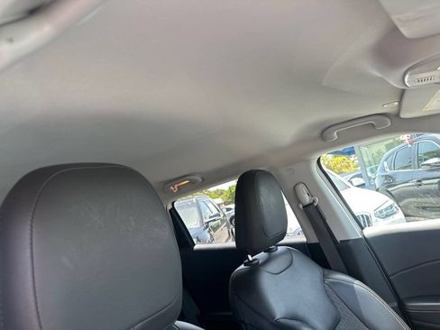 Used 2019 Jeep Compass Latitude FWD image 33