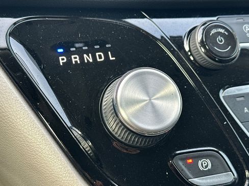 Used 2022 Chrysler Pacifica Touring-L image 35