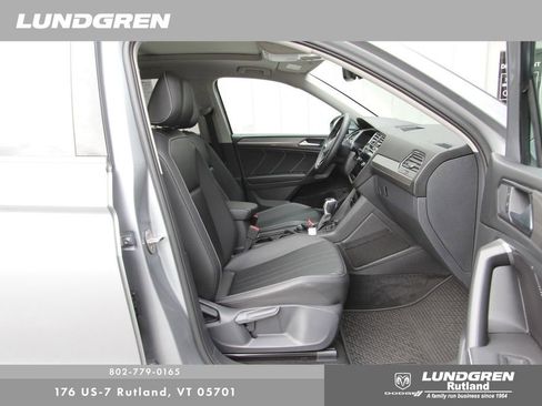 Used 2024 Volkswagen Tiguan SE w/ Panoramic Sunroof Package image 9