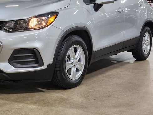 Used 2022 Chevrolet Trax LS w/ Tint and Cruise Package image 17