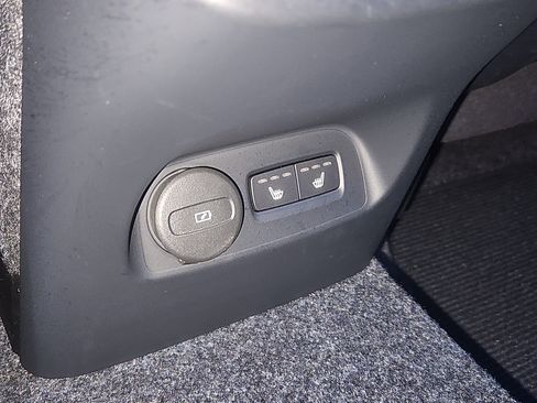 Used 2025 Volvo XC40 B5 Plus w/ Protection Package Premier image 14