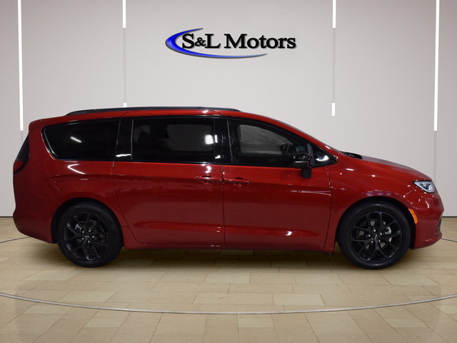 Certified 2025 Chrysler Pacifica Limited FWD image 9