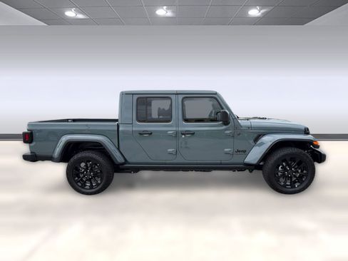 Used 2025 Jeep Gladiator Sport image 7