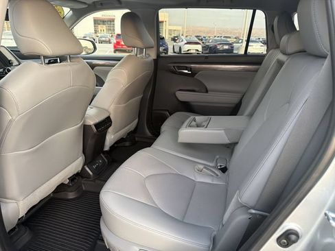 Certified 2025 Toyota Highlander Limited FWD image 29