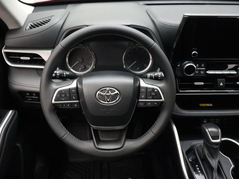 Used 2024 Toyota Highlander XLE FWD image 23
