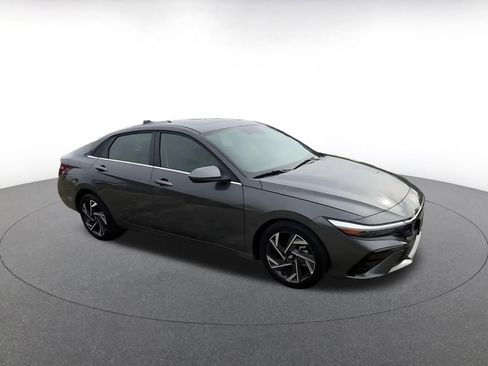Used 2025 Hyundai Elantra SEL image 2
