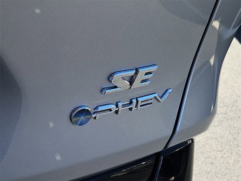 New 2025 Toyota RAV4 SE image 4