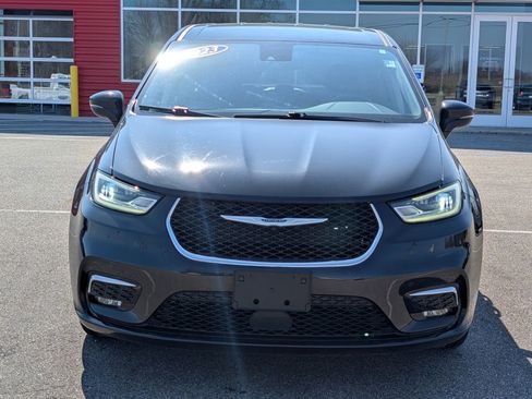 Used 2023 Chrysler Pacifica Touring-L image 2