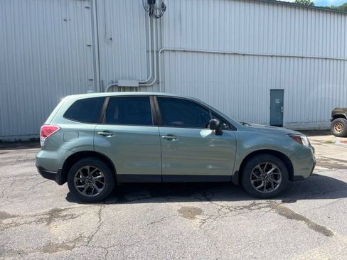 Used 2017 Subaru Forester 2.5i AWD/4WD image 4