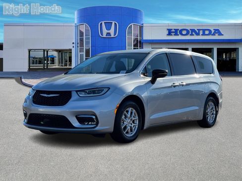 Used 2024 Chrysler Pacifica Touring-L image 2